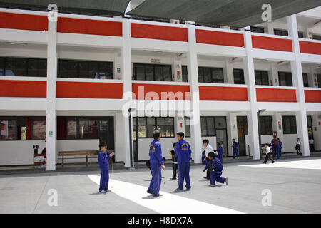 (161112) - SANTA CRUZ DE COCACHACRA (PERU), 12. November 2016 (Xinhua)--Schüler spielen in der Pause der Klassen in der Grundschule José María in Santa Cruz de Cocachacra, Provinz Lima, Peru, am 11. November 2016. Jose Maria Grundschule wurde mit Hilfe von China gebaut und in Betrieb im März dieses Jahres genommen wurde. Derzeit sind insgesamt 140 Studenten Educaiton hier erhalten. (Xinhua/Luis Camacho) (Hy) Stockfoto