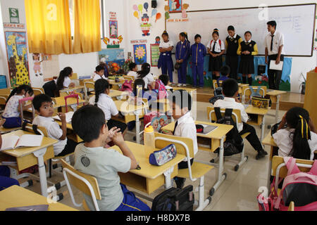 (161112) - SANTA CRUZ DE COCACHACRA (PERU), 12. November 2016 (Xinhua)--Schülerinnen und Schüler haben eine Klasse in José María Grundschule in Santa Cruz de Cocachacra, Provinz Lima, Peru, am 11. November 2016. Jose Maria Grundschule wurde mit Hilfe von China gebaut und in Betrieb im März dieses Jahres genommen wurde. Derzeit sind insgesamt 140 Studenten Educaiton hier erhalten. (Xinhua/Luis Camacho) (Hy) Stockfoto