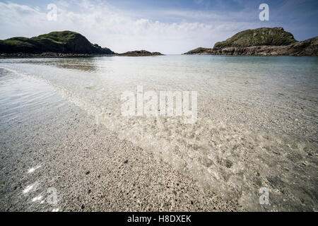 Iona, Schottland - erstaunlich klaren perfektes Flachwasser Port Ban Strand und die Bucht. Stockfoto