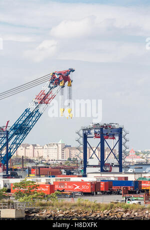 Fracht-Betrieb an einem kommerziellen dock Stockfoto