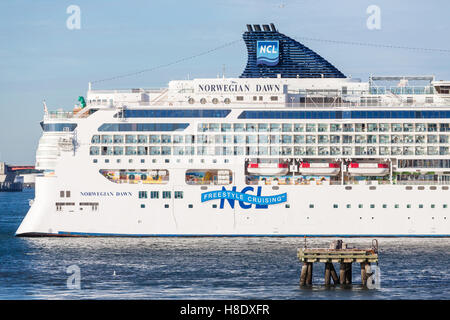 Norwegian Dawn Kreuzfahrtschiff im Hafen Stockfoto