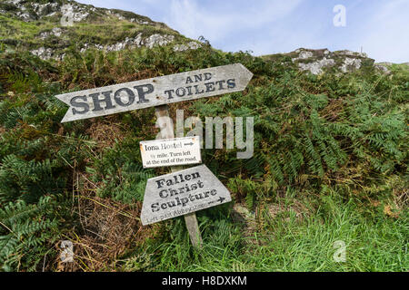 Iona, Schottland - Baile Mhor, das Dorf. Shop und Toiletten zu unterzeichnen. Stockfoto