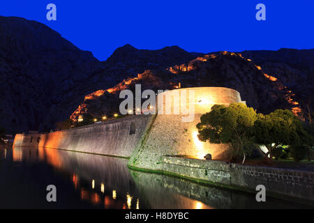 Der Kampana Turm, Teil der venezianischen Befestigungsanlagen (1420-1797) von Kotor, Montenegro in der Abenddämmerung Stockfoto