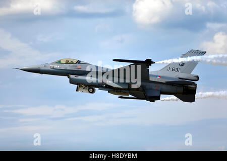 RNLAF F-16 Uhr, J-631, Fighting Falcon Jet hebt ab 2014 Royal International Air Tattoo, Raf Fairford, Gloucestershire, Großbritannien. Stockfoto