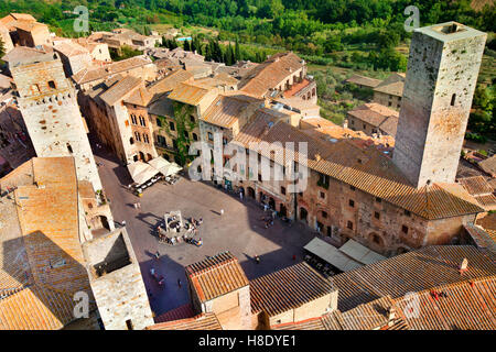 Luftaufnahme von San Gimignano kleinen ummauerten mittelalterlichen Hügel der Stadt vom Turm des Palazzo del Popolo in Toskana, Italien Stockfoto