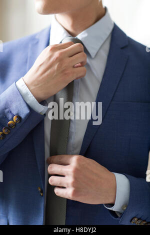 Junge chinesische Geschäftsmann ankleiden Stockfoto