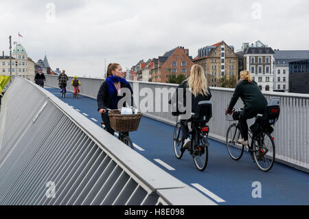 Radfahrer auf der Inderhavnsbroen (die Inner Harbour Bridge) Fußgänger- und Fahrradbrücke in Kopenhagen, Dänemark Stockfoto