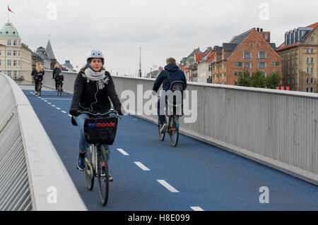 Radfahrer auf der Inderhavnsbroen (die Inner Harbour Bridge) Fußgänger- und Fahrradbrücke in Kopenhagen, Dänemark Stockfoto