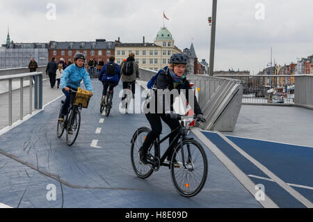 Radfahrer auf der Inderhavnsbroen (die Inner Harbour Bridge) Fußgänger- und Fahrradbrücke in Kopenhagen, Dänemark Stockfoto