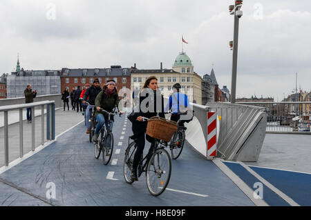 Radfahrer auf der Inderhavnsbroen (die Inner Harbour Bridge) Fußgänger- und Fahrradbrücke in Kopenhagen, Dänemark Stockfoto