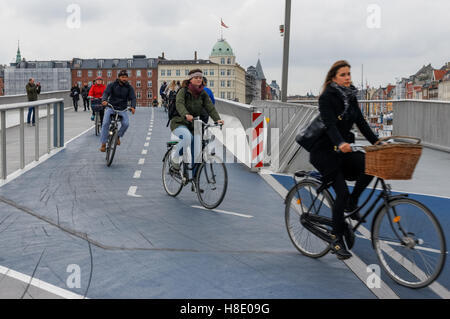 Radfahrer auf der Inderhavnsbroen (die Inner Harbour Bridge) Fußgänger- und Fahrradbrücke in Kopenhagen, Dänemark Stockfoto