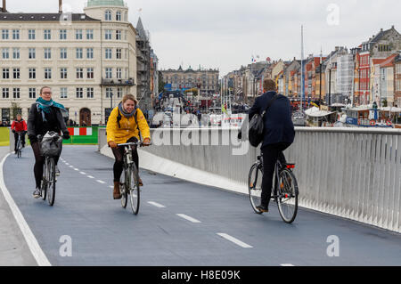 Radfahrer auf der Inderhavnsbroen (die Inner Harbour Bridge) Fußgänger- und Fahrradbrücke in Kopenhagen, Dänemark Stockfoto