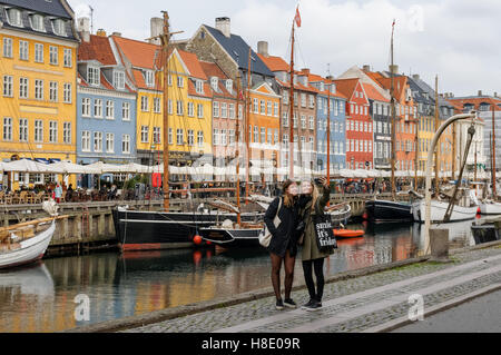 Touristen am Nyhavn Kanal in Kopenhagen, Dänemark Stockfoto