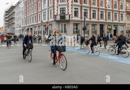 Radfahrer fahren entlang Nyhavn Kanal in Kopenhagen, Dänemark Stockfoto