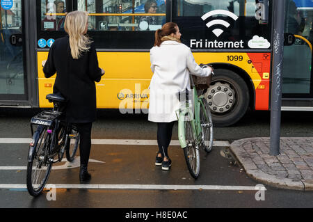 Junge Frauen Radfahren in Kopenhagen, Dänemark Stockfoto