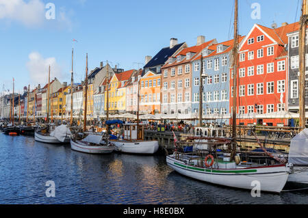 Bunte Stadthäuser entlang Nyhavn Kanal in Kopenhagen, Dänemark Stockfoto