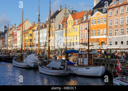 Bunte Stadthäuser entlang Nyhavn Kanal in Kopenhagen, Dänemark Stockfoto