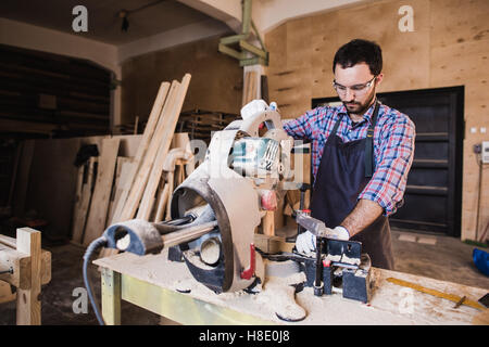 Tischler mittels Kreissäge für Holz in seiner Werkstatt Stockfoto