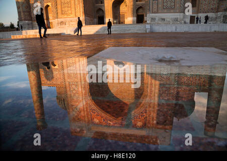 Spiegelung des Wassers der Registan Architektur bei Sonnenuntergang, Samarkand, Usbekistan Stockfoto