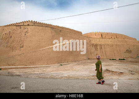 Frau zu Fuß entlang der alten Stadtmauer von Chiwa - Usbekistan Stockfoto