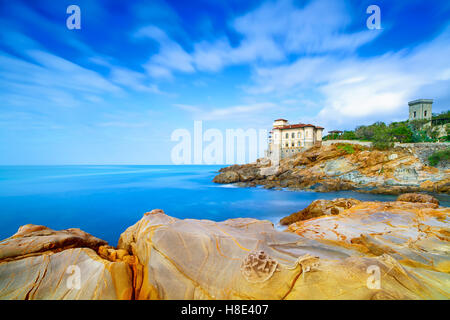 Boccale Burg Wahrzeichen am Cliff Felsen und Meer im Winter. Toskana, Italien, Europa Stockfoto