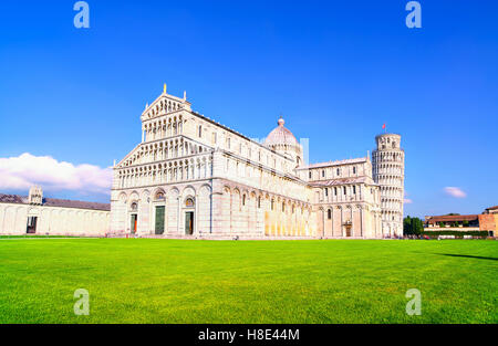 Pisa, Wunder Square anzeigen. Kathedrale Duomo und der schiefe Turm von Pisa. UNESCO-Weltkulturerbe. Toskana, Italien, Europa. Stockfoto