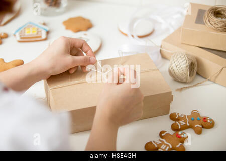 Nahaufnahme von Konditor Hände einen Karton verpacken Stockfoto