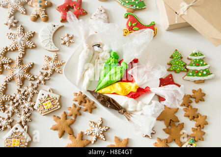 Draufsicht auf Weihnachten backt und Spritzbeutel Stockfoto