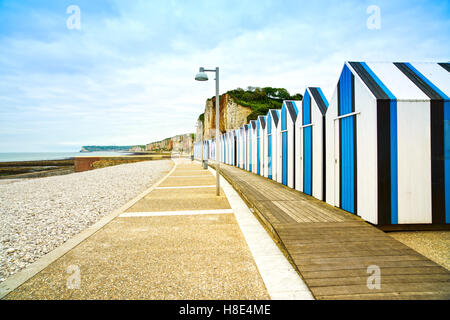 Yport und Fecamp, Normandie. Strandhütten oder Hütten und Felsen im Meer bei Ebbe. Frankreich, Europa. Stockfoto