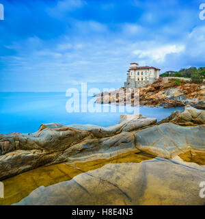 Boccale Burg Wahrzeichen am Cliff Felsen und Meer im Winter. Toskana, Italien, Europa Stockfoto