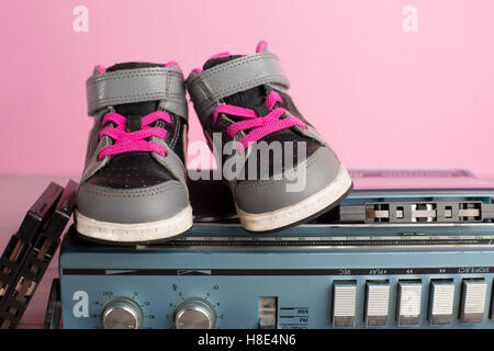 Porträt im 80er Jahre Stil ein kleines Kind Turnschuhe Schuhe Stockfoto