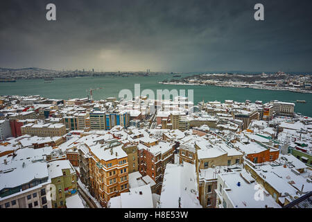 Ein Foto von der Stadt Istanbul vom oberen Rand der Galata-Turm, nur nach einem Schneesturm genommen.  Der Bosporus ist sichtbar. Stockfoto