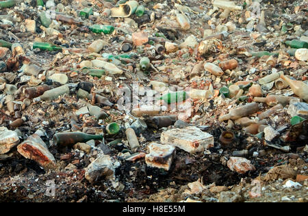 Großen Müllhalde Abfall mit zerbrochenen Flaschen Stockfoto