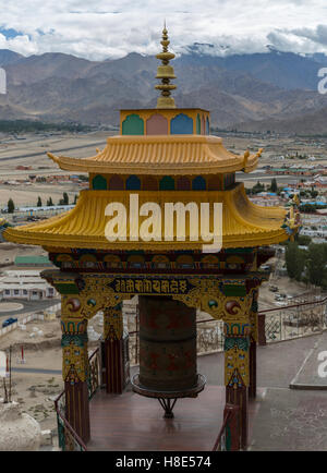 Großen Gebetsmühle in Spituk Gompa Stockfoto