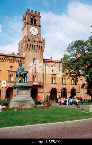 Italien, Emilia Romagna, Busseto, die Piazza Verdi, Giuseppe Verdi Denkmal von Luigi Secchi Stockfoto