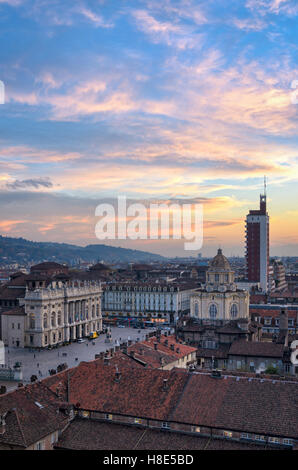 Turin (Torino)-Panorama-Blick auf Piazza Castello aus dem Glockenturm der Kathedrale bei Sonnenuntergang Stockfoto