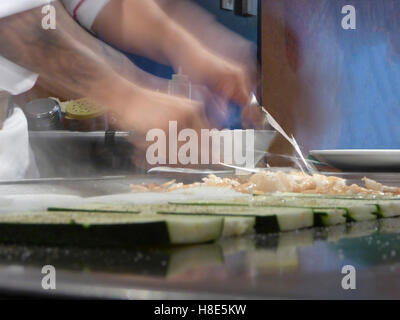 Koch Kochen Abendessen am offenen Grill Restaurant, Philadelphia USA Stockfoto