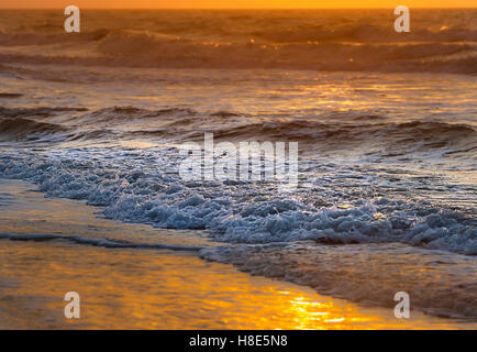 Künstlerischer Sonnenaufgang Mit Wellen, Hilton Head Island Stockfoto