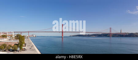 Lissabon, Portugal. Die 25 de Abril Brücke über den Tejo. Auf der rechten Seite hat es der berühmte Cristo-Rei-Heiligtum gesehen Stockfoto