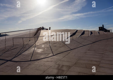 Das Dach des MAAT - Museum für Kunst, Architektur und Technologie. Der britische Architekt Amanda Levete entworfen. Lissabon. Stockfoto