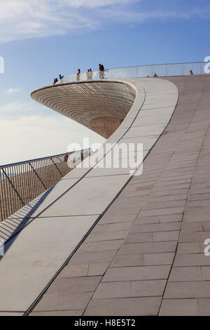 Lissabon. MAAT – auf dem Dach des Museums für Kunst, Architektur und Technologie. Entworfen von dem britischen Architekten Amanda Levete Stockfoto