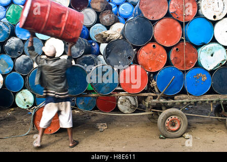 Fässer, Lagerung. Sie dienen zum Verkauf (Madagaskar) Stockfoto