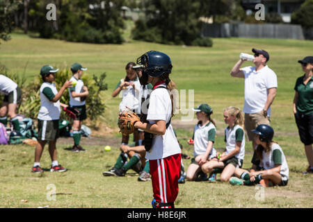 Australische Mädchen Schulkinder spielen sich gegenseitig am Softball-soft-Ball auf einem Park Sydney, Australien Stockfoto