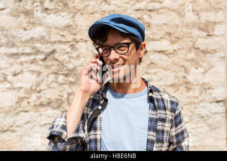 Nahaufnahme des Mannes fordert Smartphone im freien Stockfoto
