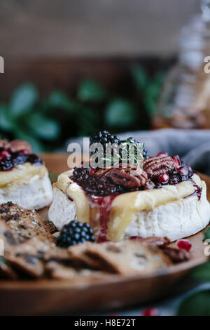 Gebackener Brie mit Blackberry-Kompott und würzigen kandierten Pekannüsse Stockfoto