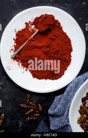 Gemahlene Chili Gewürze in eine Schüssel geben Stockfoto