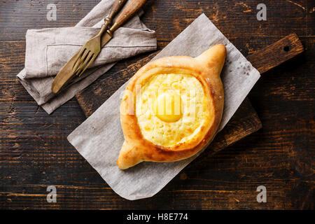 Georgischer Käse Gebäck Ajarian Khachapuri auf Holzbrett Stockfoto