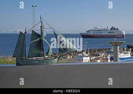 Metall-Skulptur eines Segelbootes mit MS Fram in die Ferne Insel Grimsey, aus Nord-Island. Stockfoto