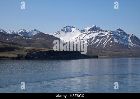 Schneebedeckte hohe Berge in der Nähe von Bakkagerdi, Nord-Ost-Island. Stockfoto