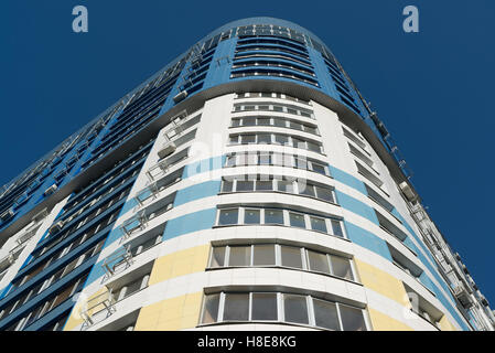 moderne mehrstöckige Wohngebäude auf dem Hintergrund eines blauen Himmels Stockfoto